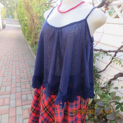Pretty navy extra wide cropped strappy top size 38/14 by RT. Stunning cotton lace seam decoration.