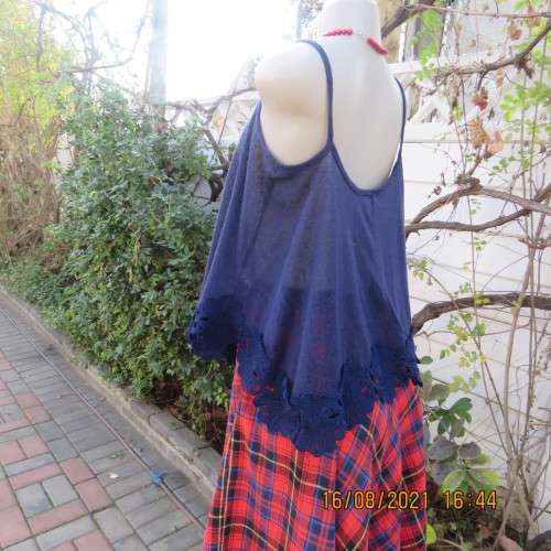 Pretty navy extra wide cropped strappy top size 38/14 by RT. Stunning cotton lace seam decoration.