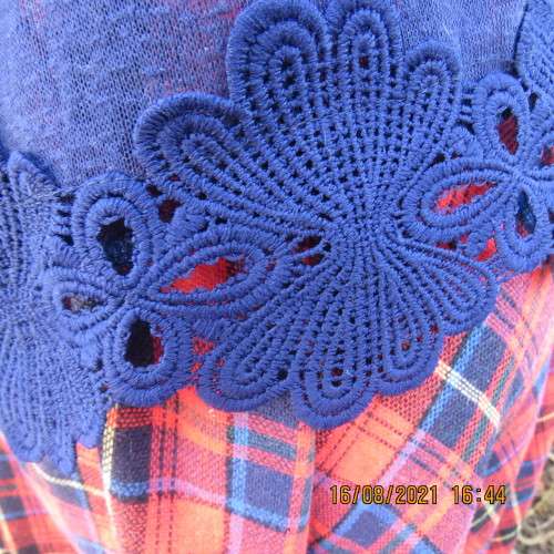 Pretty navy extra wide cropped strappy top size 38/14 by RT. Stunning cotton lace seam decoration.