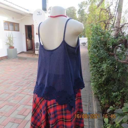 Pretty navy extra wide cropped strappy top size 38/14 by RT. Stunning cotton lace seam decoration.