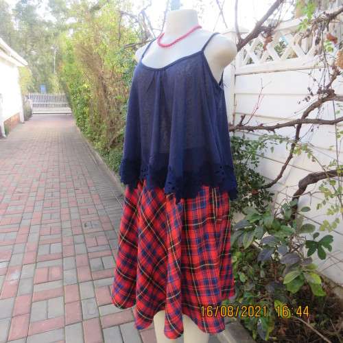 Pretty navy extra wide cropped strappy top size 38/14 by RT. Stunning cotton lace seam decoration.