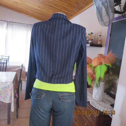 Chic, cropped long sleeve navy jacket with white vertical stripes. Close with 1 button.Size 36 to 38