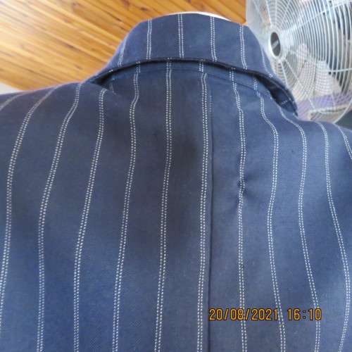 Chic, cropped long sleeve navy jacket with white vertical stripes. Close with 1 button.Size 36 to 38