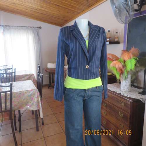 Chic, cropped long sleeve navy jacket with white vertical stripes. Close with 1 button.Size 36 to 38