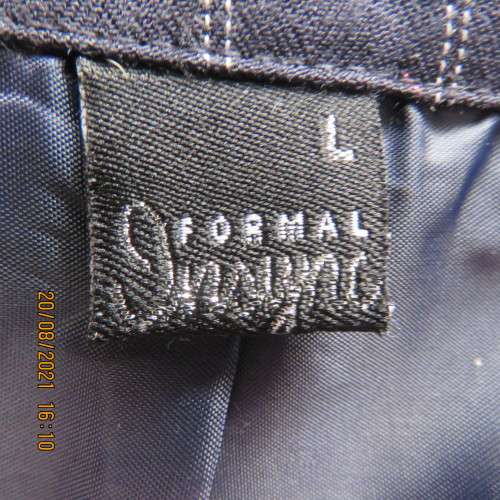 Chic, cropped long sleeve navy jacket with white vertical stripes. Close with 1 button.Size 36 to 38