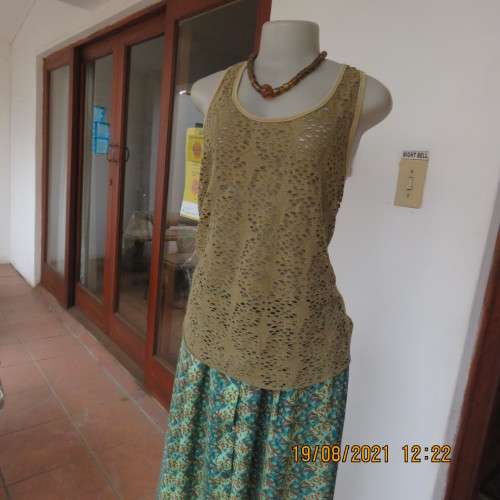 BILLABONG tank style top with mesh look in polyester stretch.Size 38/14. Pale army green.