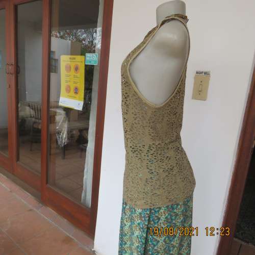 BILLABONG tank style top with mesh look in polyester stretch.Size 38/14. Pale army green.