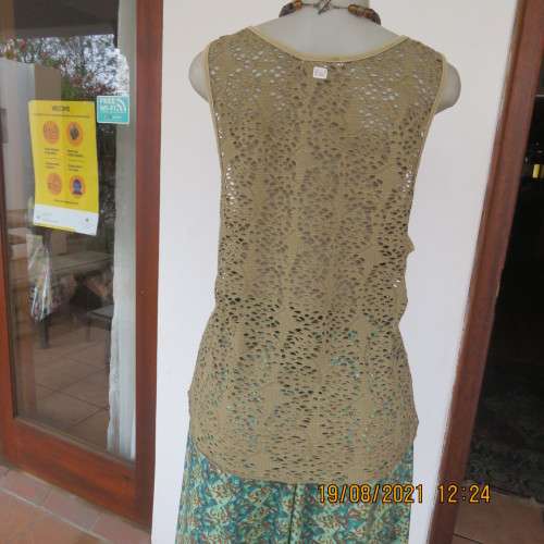 BILLABONG tank style top with mesh look in polyester stretch.Size 38/14. Pale army green.