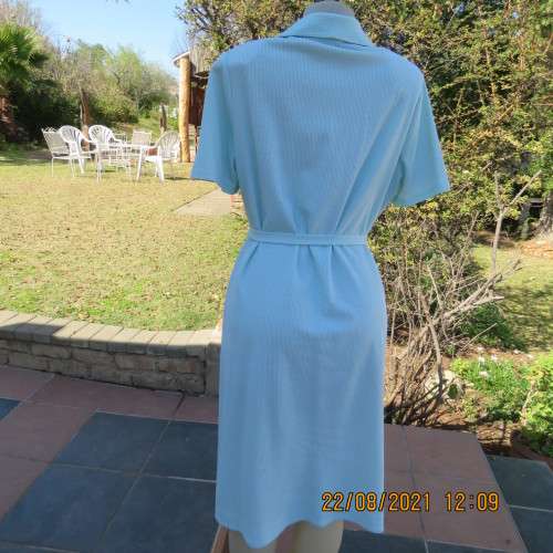 Seafoam green 80`s vintage shift dress with broken white textured lines size 42/18 by PRINCESS.