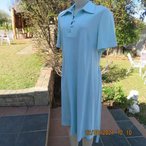Seafoam green 80`s vintage shift dress with broken white textured lines size 42/18 by PRINCESS.