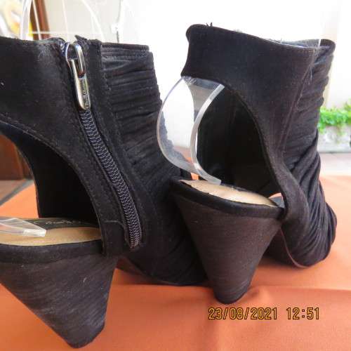 High quality DAVID AARON  peep toe black chunky heel booties size 5.5. Suede strappy uppers.As new.