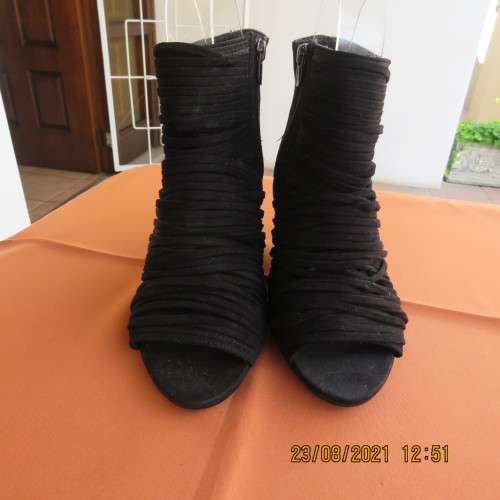 High quality DAVID AARON  peep toe black chunky heel booties size 5.5. Suede strappy uppers.As new.