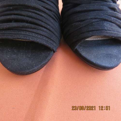 High quality DAVID AARON  peep toe black chunky heel booties size 5.5. Suede strappy uppers.As new.