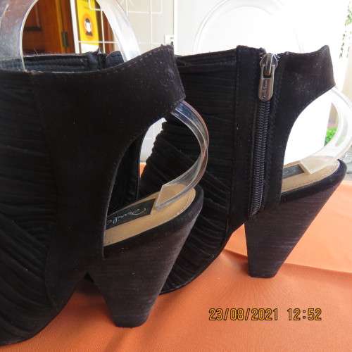High quality DAVID AARON  peep toe black chunky heel booties size 5.5. Suede strappy uppers.As new.