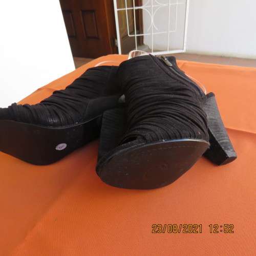 High quality DAVID AARON  peep toe black chunky heel booties size 5.5. Suede strappy uppers.As new.