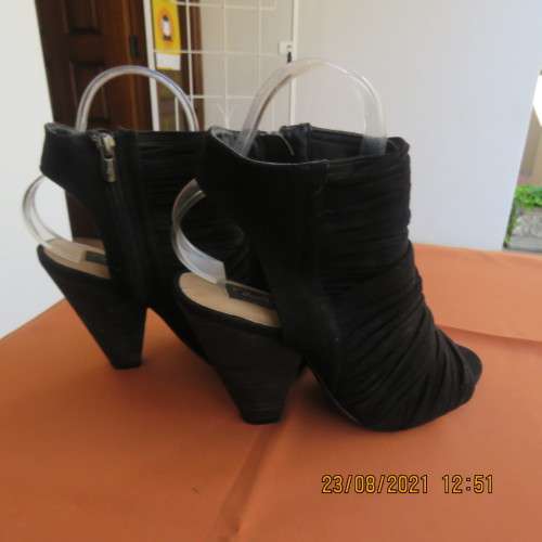 High quality DAVID AARON  peep toe black chunky heel booties size 5.5. Suede strappy uppers.As new.