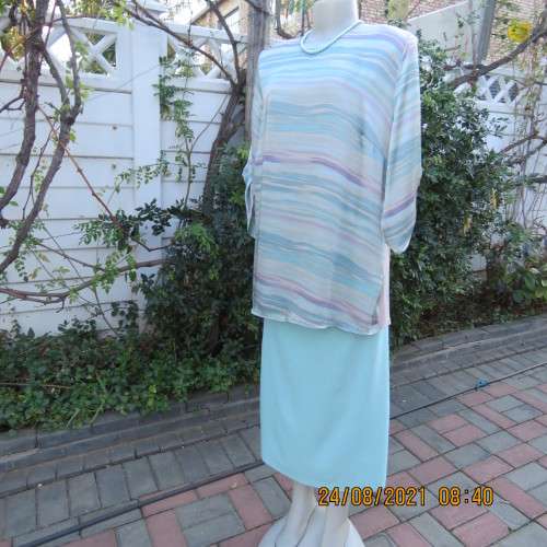 Amazing slip over top with silky polyester tastefully printed front. Stretch viscose back.Size 44/46