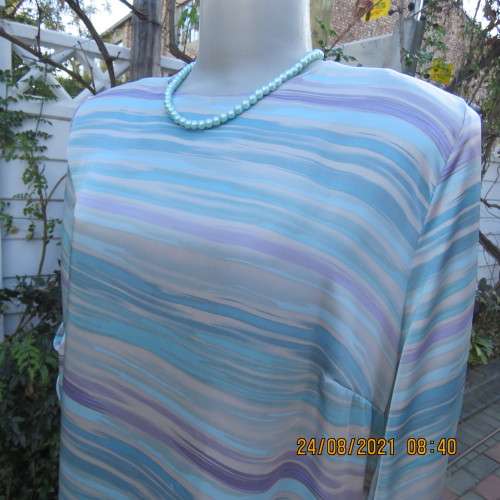 Amazing slip over top with silky polyester tastefully printed front. Stretch viscose back.Size 44/46