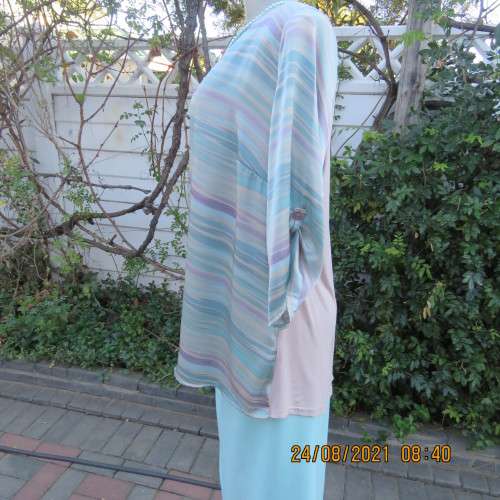 Amazing slip over top with silky polyester tastefully printed front. Stretch viscose back.Size 44/46