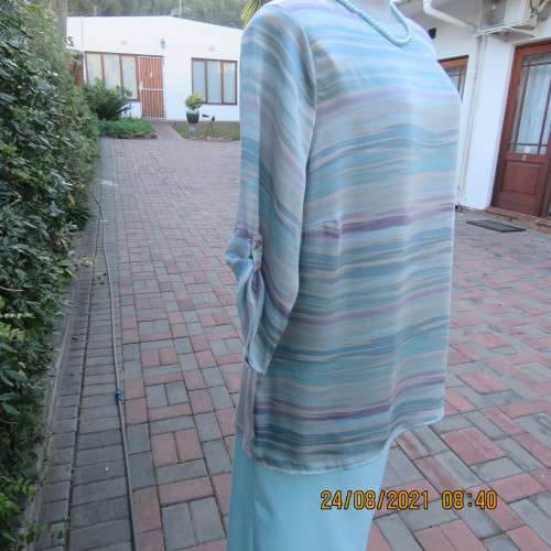 Amazing slip over top with silky polyester tastefully printed front. Stretch viscose back.Size 44/46