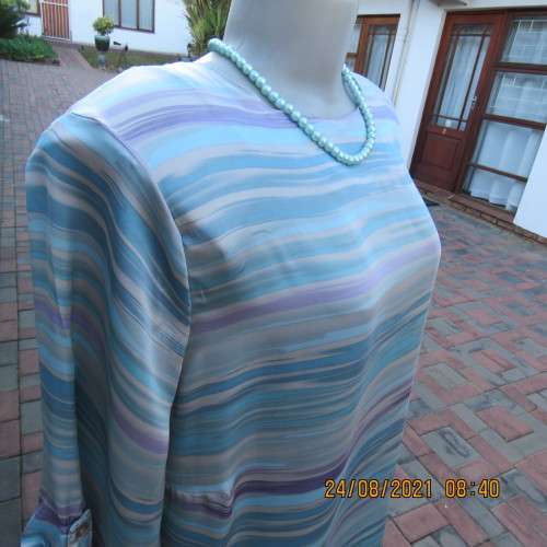 Amazing slip over top with silky polyester tastefully printed front. Stretch viscose back.Size 44/46