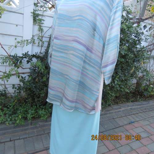 Amazing slip over top with silky polyester tastefully printed front. Stretch viscose back.Size 44/46