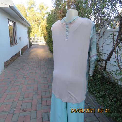 Amazing slip over top with silky polyester tastefully printed front. Stretch viscose back.Size 44/46