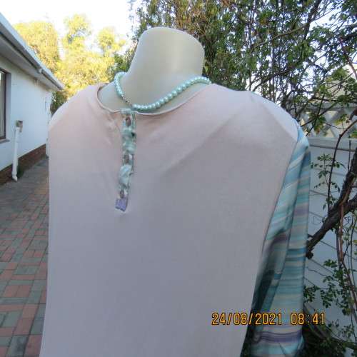 Amazing slip over top with silky polyester tastefully printed front. Stretch viscose back.Size 44/46