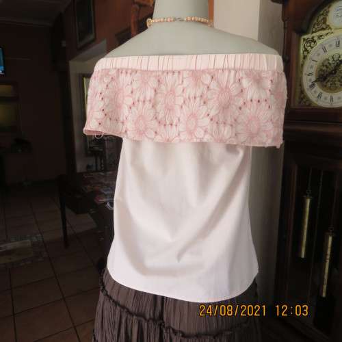 Amazing off shoulder pale peach top with wide embroidered frill.Size 32/8 by OR. As new,