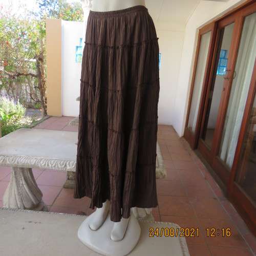Comfy,easy to wear choc brown tiered skirt in creased polyester Elasticated waistband.Size 40/42