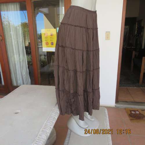Comfy,easy to wear choc brown tiered skirt in creased polyester Elasticated waistband.Size 40/42