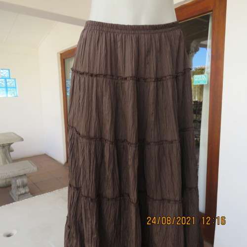 Comfy,easy to wear choc brown tiered skirt in creased polyester Elasticated waistband.Size 40/42