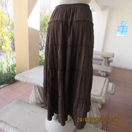 Comfy,easy to wear choc brown tiered skirt in creased polyester Elasticated waistband.Size 40/42