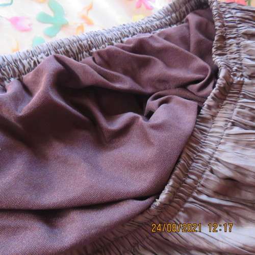 Comfy,easy to wear choc brown tiered skirt in creased polyester Elasticated waistband.Size 40/42