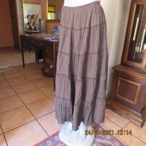 Comfy,easy to wear choc brown tiered skirt in creased polyester Elasticated waistband.Size 40/42