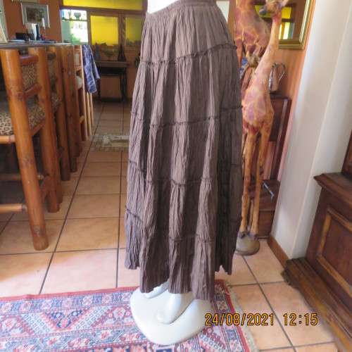 Comfy,easy to wear choc brown tiered skirt in creased polyester Elasticated waistband.Size 40/42