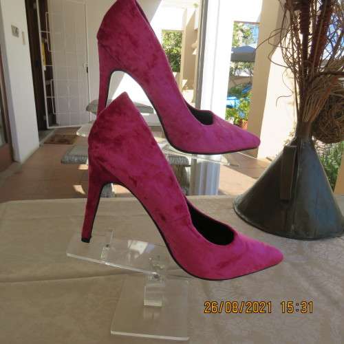 Pair magenta pink velvet pumps with stiletto heels byTHE FIX size 7.Used few hours at wedding!As new