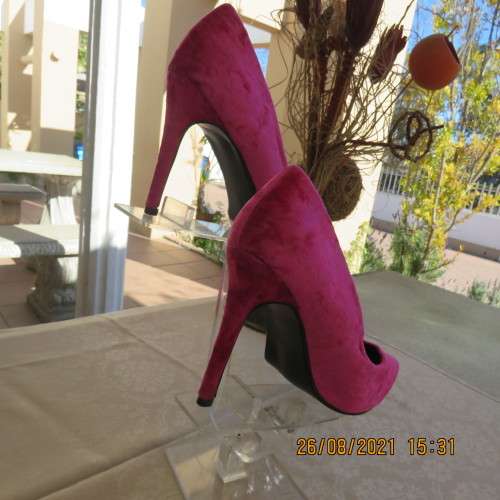 Pair magenta pink velvet pumps with stiletto heels byTHE FIX size 7.Used few hours at wedding!As new