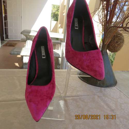Pair magenta pink velvet pumps with stiletto heels byTHE FIX size 7.Used few hours at wedding!As new