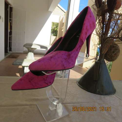 Pair magenta pink velvet pumps with stiletto heels byTHE FIX size 7.Used few hours at wedding!As new