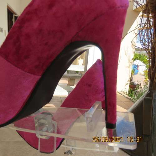 Pair magenta pink velvet pumps with stiletto heels byTHE FIX size 7.Used few hours at wedding!As new