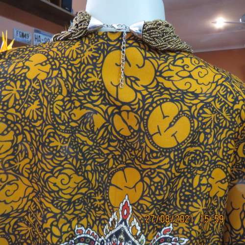 Easy to wear bo-ho patterned kaftan in 100% rayon. Size 38 to 42. Tiestring in waist. New condition.