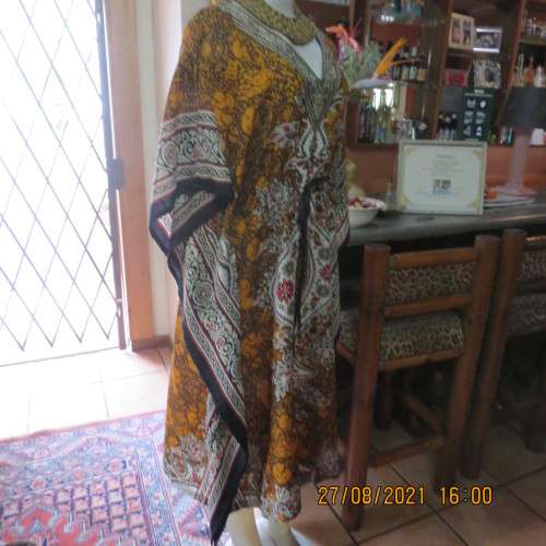 Easy to wear bo-ho patterned kaftan in 100% rayon. Size 38 to 42. Tiestring in waist. New condition.