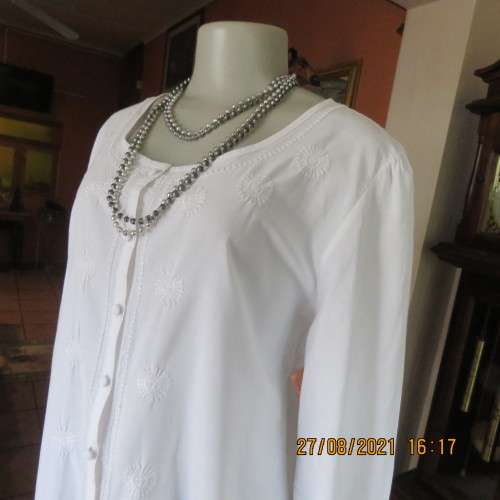 Amazing white embroidered  button down top in 100% cotton.By MERIEN HALL size 42/18.As new.