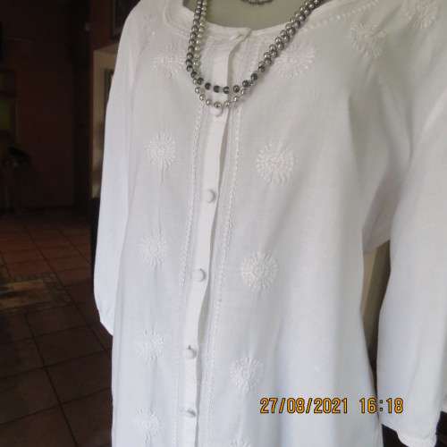 Amazing white embroidered  button down top in 100% cotton.By MERIEN HALL size 42/18.As new.
