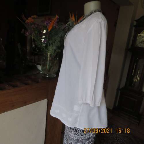 Amazing white embroidered  button down top in 100% cotton.By MERIEN HALL size 42/18.As new.