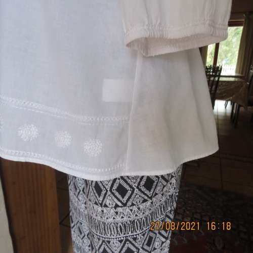 Amazing white embroidered  button down top in 100% cotton.By MERIEN HALL size 42/18.As new.