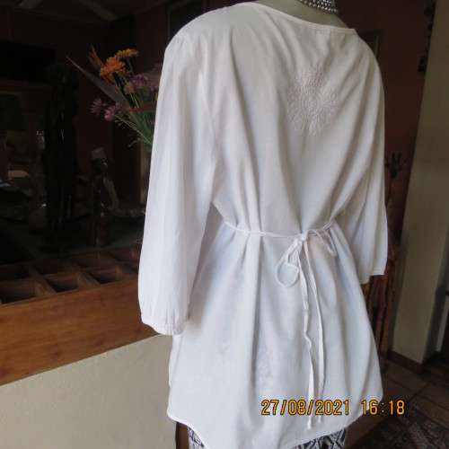 Amazing white embroidered  button down top in 100% cotton.By MERIEN HALL size 42/18.As new.