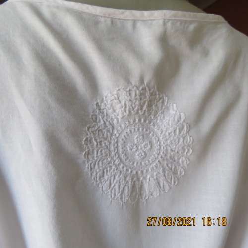 Amazing white embroidered  button down top in 100% cotton.By MERIEN HALL size 42/18.As new.