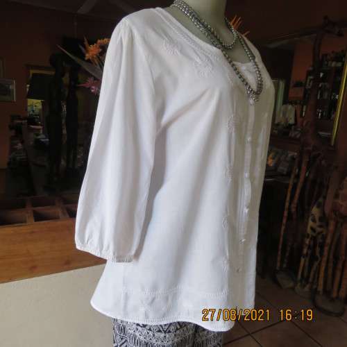 Amazing white embroidered  button down top in 100% cotton.By MERIEN HALL size 42/18.As new.